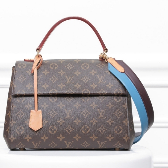 Authenticated Louis Vuitton LV Calfskin Cluny MM Shoulder Strap in Blue Glacial - Picture 10 of 16